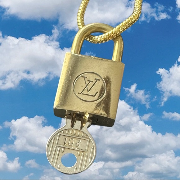 #201 Authentic Louis Vuitton Lock and Key with Unbranded Chain Series 200’s - Picture 3 of 12